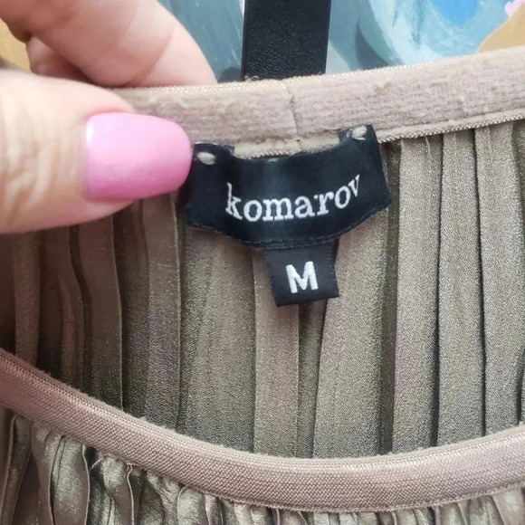 Komarov Gold Crinkle Cape - Picture 5 of 5